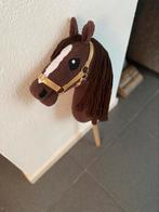 Stoere bruin merrie hobbyhorse met goud halster. Stok is inc, Nieuw, Ophalen of Verzenden, Paard