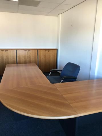hoekbureau, ladenkastje, vergadertafel en kantoordressoir