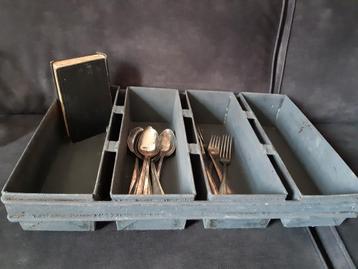 Broodbakblikken in rek ,broodkoppel ,stoer brocante , beschikbaar voor biedingen