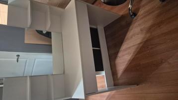 Make-up tafel beschikbaar voor biedingen
