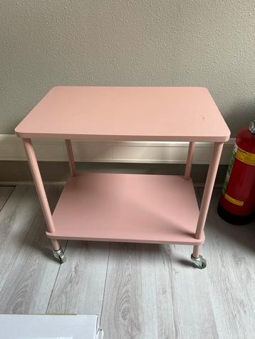 Prachtige roze trolley beschikbaar voor biedingen