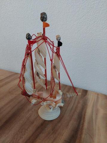 Vintage boot van schelpen beschikbaar voor biedingen