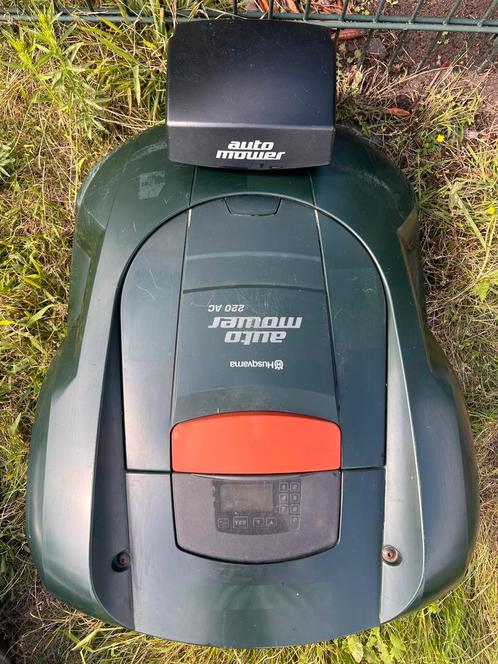 2 stuks Husqvarna Automower 220 AC Robotmaaier, Tuin en Terras, Robotmaaiers, Gebruikt, 20 tot 25 cm, Ophalen
