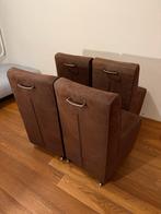 Vier bruine stoelen, Ophalen