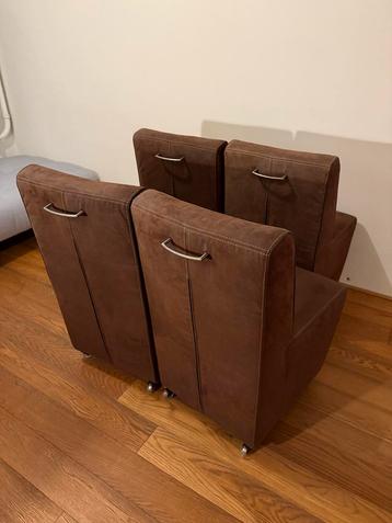 Vier bruine stoelen beschikbaar voor biedingen