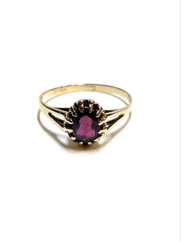9k gouden ring met een granaatsteen beschikbaar voor biedingen