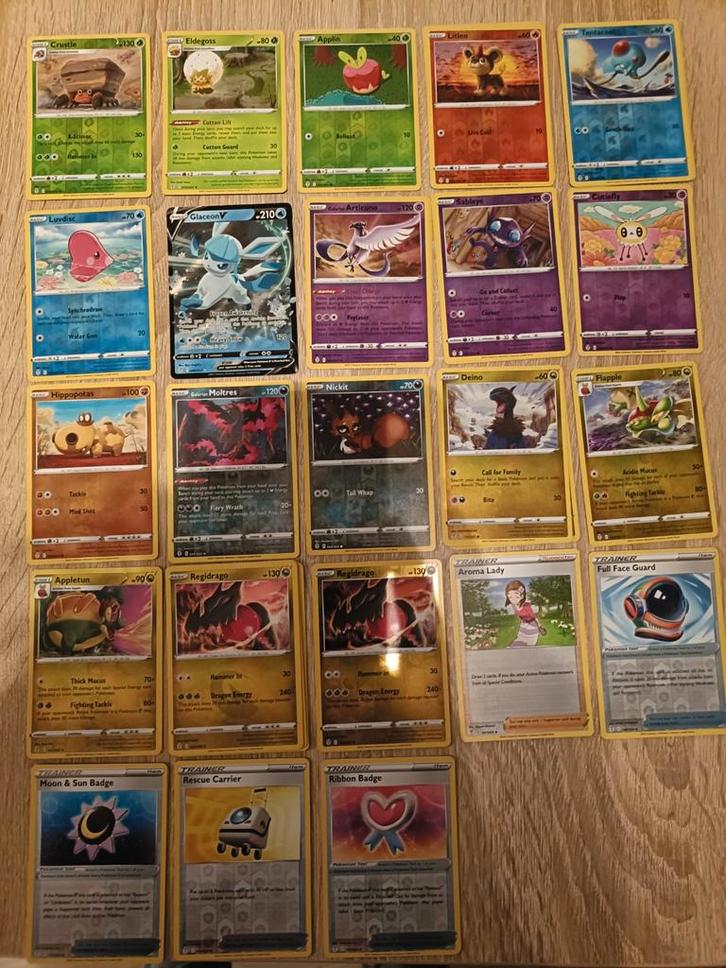 Verschillende Holo, Reverse en V kaarten Evolving skies, Hobby en Vrije tijd, Verzamelkaartspellen | Pokémon, Zo goed als nieuw
