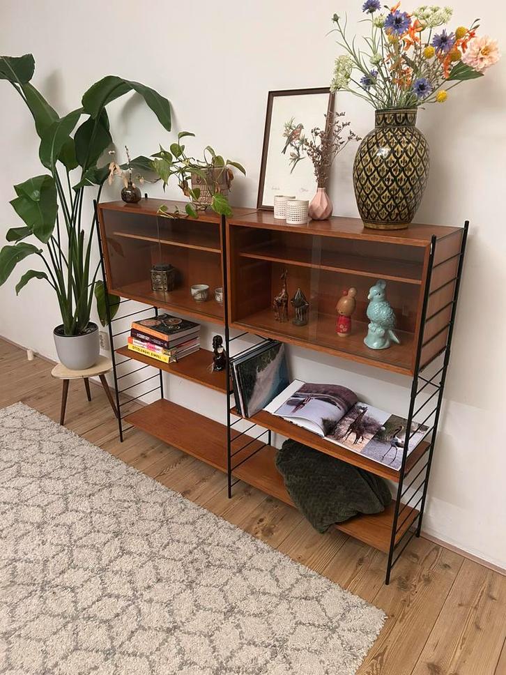 Mooi vintage wandmeubel met glazen vitrines van WHB teak, Huis en Inrichting, Tafels | Sidetables, Zo goed als nieuw, 25 tot 50 cm