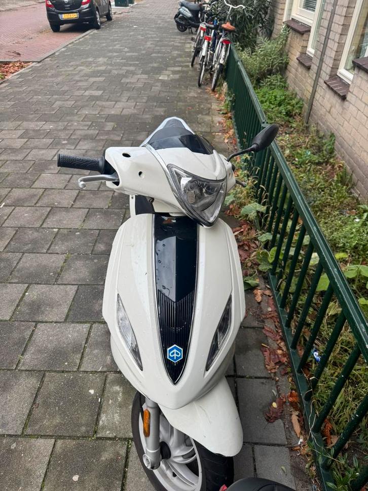 Piaggio fly 4T snorscooter 2016 (rijd op benzine), Fietsen en Brommers, Scooters | Piaggio, Gebruikt, Fly, Maximaal 25 km/u, Benzine