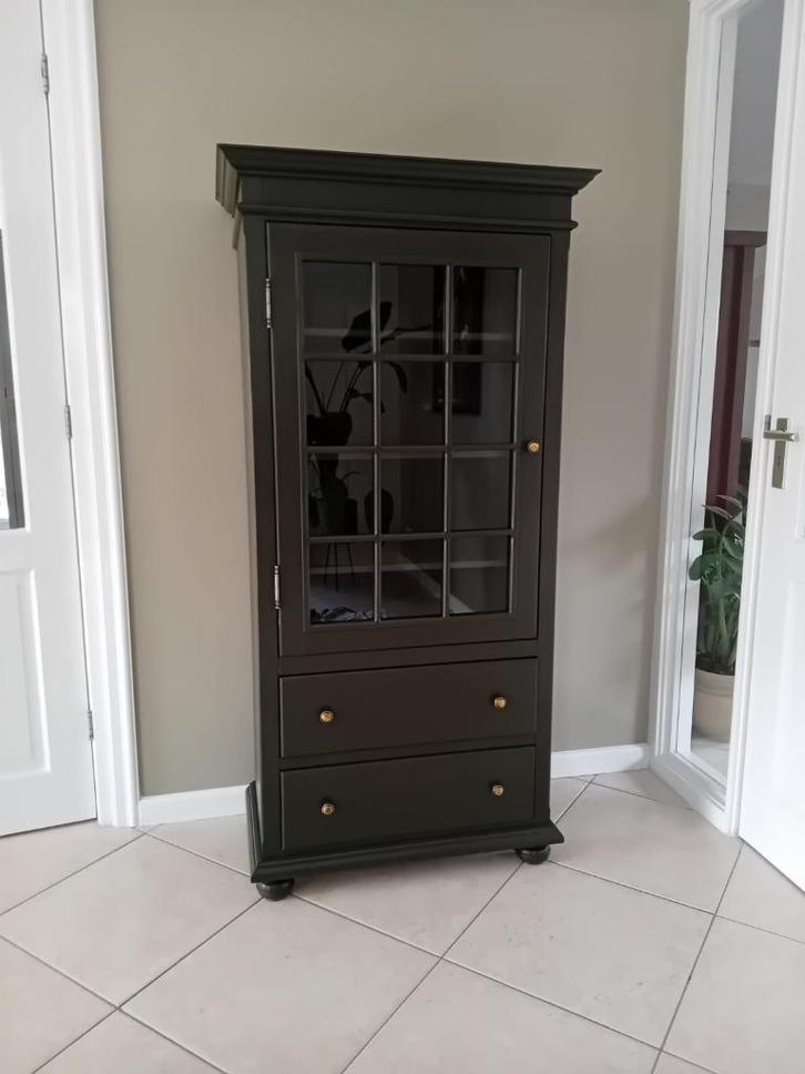 Te koop leuke wand Vitrine kast met glasdeur en 2 laden, Antiek en Kunst, Antiek | Meubels | Kasten, Ophalen