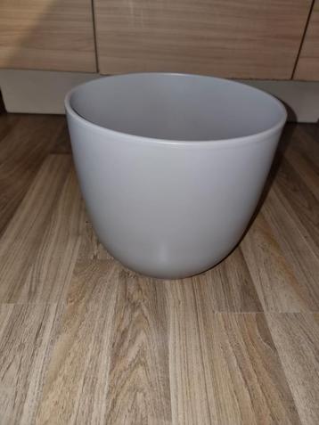 Mooie luxe bloempot | Taupe Matt beschikbaar voor biedingen