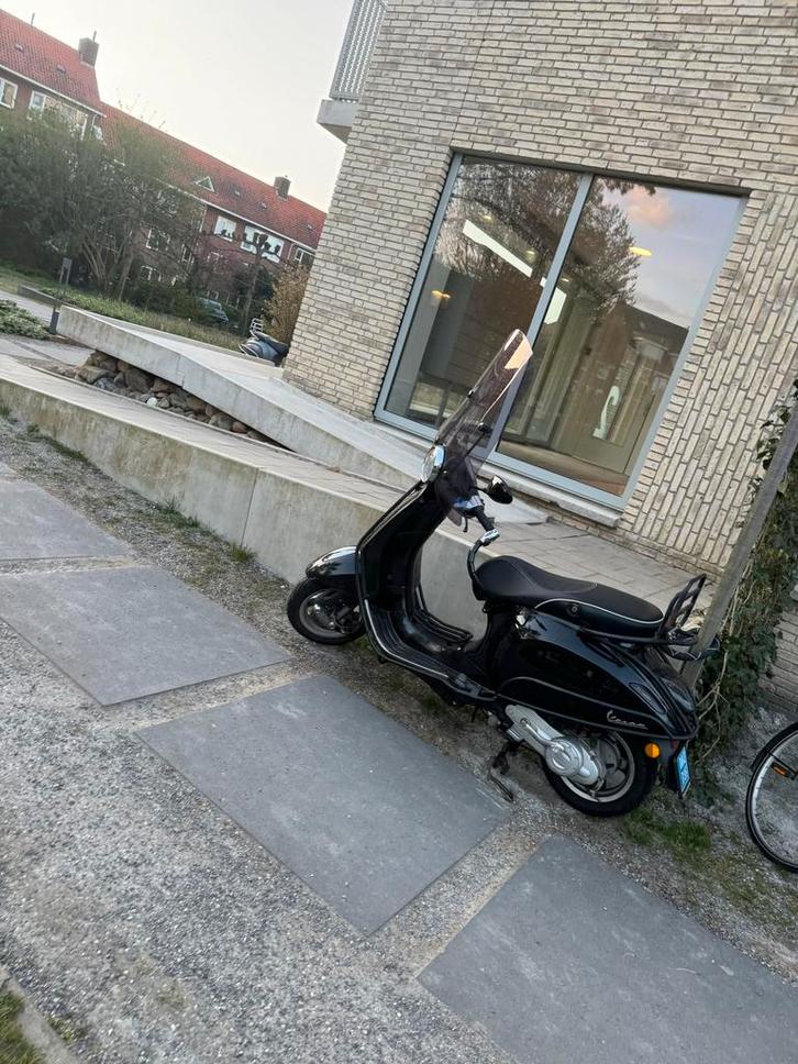Vespa Primavera Zwart - Goed Onderhouden, Fietsen en Brommers, Scooters | Yamaha, Zo goed als nieuw, Overige modellen, Maximaal 25 km/u