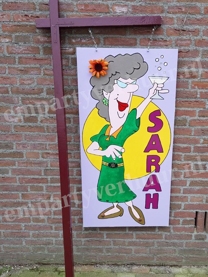 SARAH feestbord makelaarsbord pop verjaardag 50 jaar huren, Hobby en Vrije tijd, Feestartikelen | Verhuur, Zo goed als nieuw, Abraham of Sarah