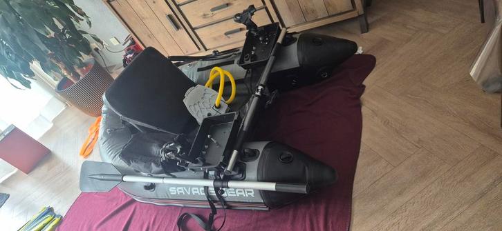 Savage gear bellyboat en float plus compact 2 en meer, Watersport en Boten, Hengelsport | Roofvissen, Zo goed als nieuw, Complete set