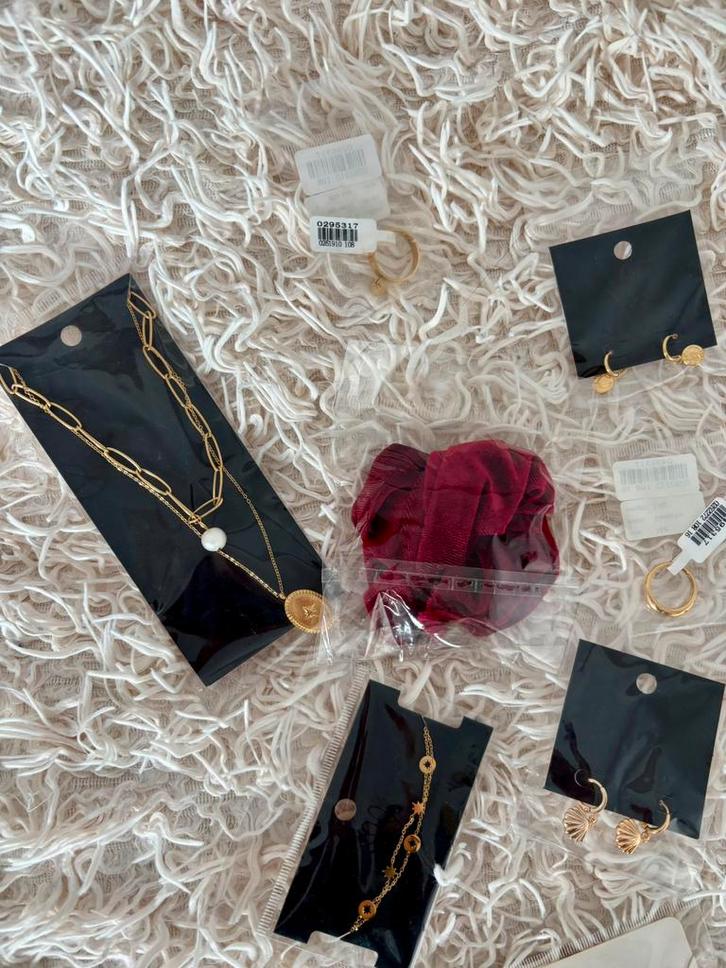 Ongebruikte sieraden (groothandel), Sieraden, Tassen en Uiterlijk, Armbanden, Nieuw, Goud, Met bedels of kralen, Ophalen of Verzenden