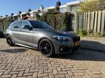 BMW 1-Serie 118i 136pk 2019 Grijs, Auto's, BMW, 65 €/maand, 1280 kg, Zwart, USB