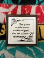 Porseleinen wandtegel in houten lijst met Nederlands gezegde, Ophalen of Verzenden