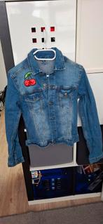 Spijkerjasje kort model maat 38 kersenapplicatie, Maat 38/40 (M), Blauw, Ophalen of Verzenden, Zo goed als nieuw