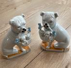 “Staffordshire” porseleinen mopshondjes met pups in mandje., Ophalen of Verzenden, Gebruikt, Dier