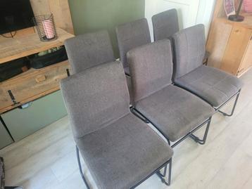 6 grijze eetkamer stoelen  beschikbaar voor biedingen