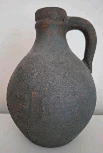 Sober en stper kruikje beschikbaar voor biedingen