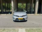 Toyota Auris 1.8 Full Hybrid 5DR CVT 2013 Grijs, Auto's, 4 cilinders, Origineel Nederlands, 26 km/l, Auris