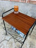 Vintage lectuur tafel met magazine rack, Huis en Inrichting, Woonaccessoires | Krantenbakken en Lectuurbakken, Ophalen of Verzenden