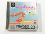 WipeOut 2097 - PlayStation - PSX - PAL - Compleet - Platinum, Spelcomputers en Games, Games | Sony PlayStation 1, Sony Interactive Entertainment Network Europe Limited