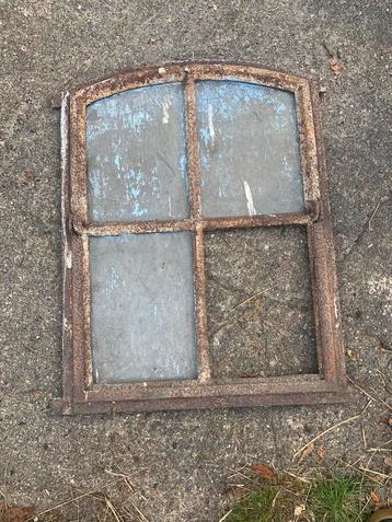 Oud, brocante stalraam beschikbaar voor biedingen