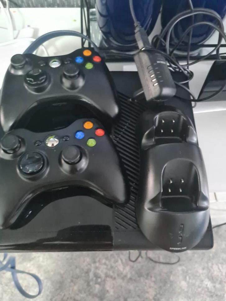 Xbox 360E 500GB + Kinect + 4 Controllers, Spelcomputers en Games, Spelcomputers | Xbox 360, Gebruikt, 250 GB, 360 E, Met 3 controllers of meer