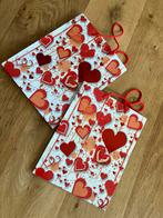 Z.g.a.n/2x cadeau tasjes wit rode hartjes/inpakken, Ophalen of Verzenden, Zo goed als nieuw