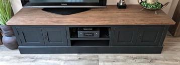 Super gave brocant industriële tv kast.
Echt een mooie  beschikbaar voor biedingen