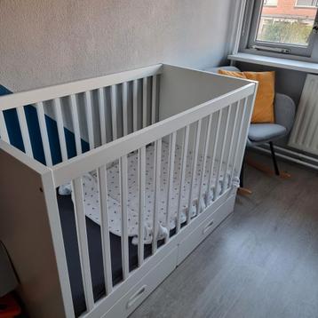 Stuva ledikant met matras en commode met verschoonkussen beschikbaar voor biedingen