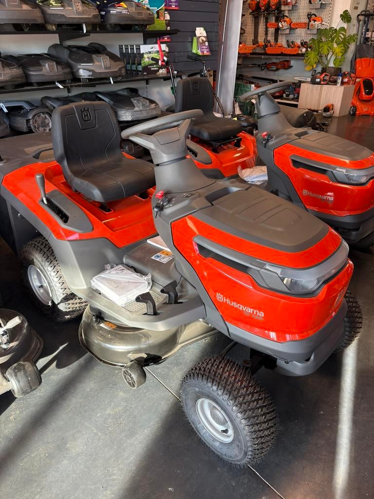 Nieuwe Husqvarna TS100i & TC100i zitmaaiers showroommodel, Tuin en Terras, Zitmaaiers, Nieuw, 90 tot 120 cm, Elektrische starter