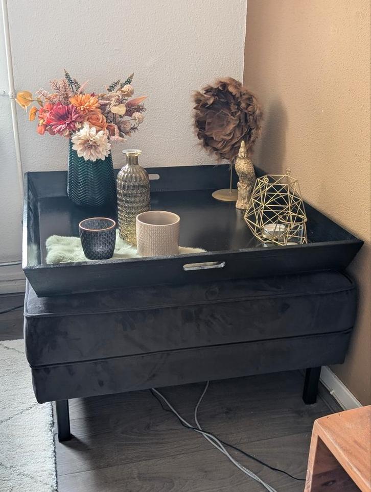 WOOOD velvet hocker + houten dienblad | als nieuw, Huis en Inrichting, Banken | Voetenbanken en Poefen, Zo goed als nieuw, 75 tot 100 cm