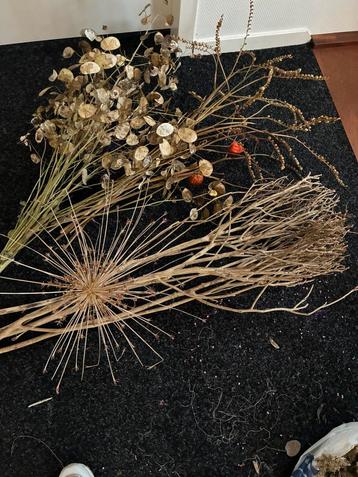 TE KOOP.  VEEL NOG NIEUW DECORATIE MATERIAAL ! beschikbaar voor biedingen