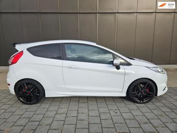 Ford Fiesta 1.6 ST2/NAVI/KEYLESS/CAMERA/SPORT/STOELVERW/FROZ beschikbaar voor biedingen