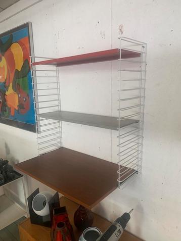 Boekenrek Vintage Tomado boekenkast boekenplanken jaren 60. beschikbaar voor biedingen