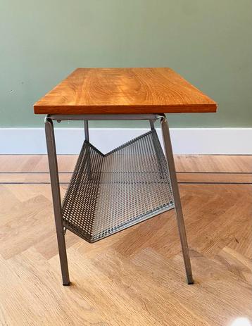 Vintage Pilastro-stijl metalen en houten tijdschriftenrek beschikbaar voor biedingen