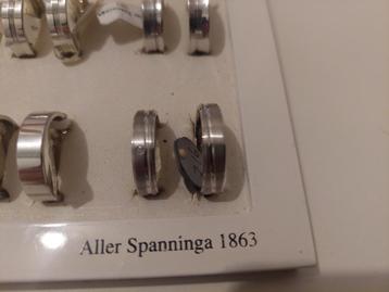 Twee zilveren relatieringen 1 diamant met schuine strepen beschikbaar voor biedingen