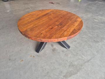 Massief houten salontafel met metalen poten. beschikbaar voor biedingen