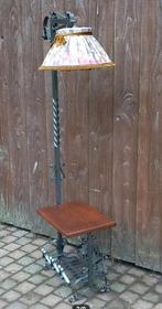 Vintage smeedijzeren vloerlamp met tafeltje en lectuurbak, Gebruikt, Vintage, Ophalen of Verzenden, Stof