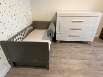 Peuterbed Petit Amelie, Oberglade, Schuimmatras, Commode +++ beschikbaar voor biedingen