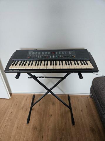 Keyboard met standaard te koop!  beschikbaar voor biedingen