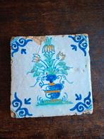 Antieke Delftsblauwe tegel met bloemmotief, Antiek en Kunst, Antiek | Wandborden en Tegels, Ophalen of Verzenden