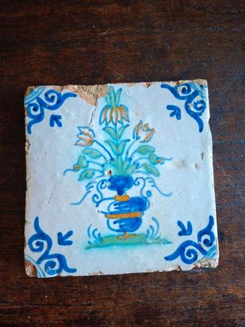 Antieke Delftsblauwe tegel met bloemmotief  beschikbaar voor biedingen