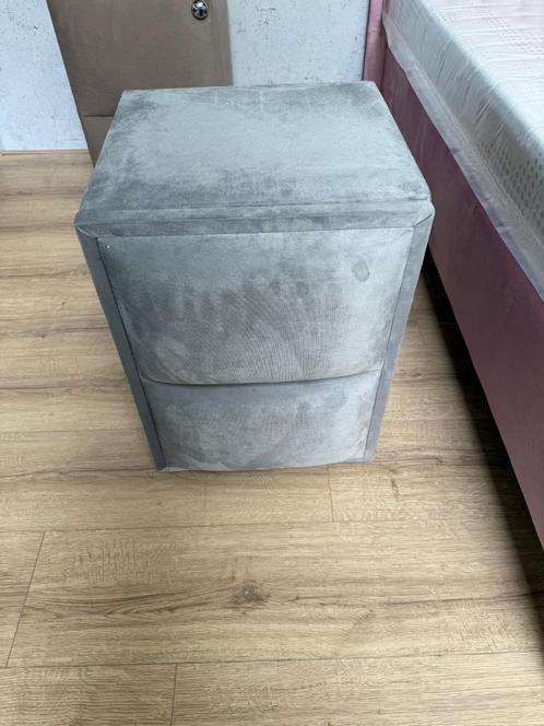 Fluwelen Nachtkastje in Zilvergrijs – OP=OP, Huis en Inrichting, Slaapkamer | Nachtkastjes, Nieuw, Minder dan 55 cm, 45 tot 65 cm