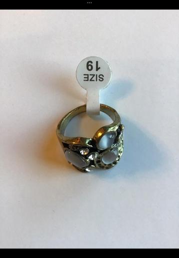 Goudkleurige ring met kleine grijze steentjes, mt 19, koper. beschikbaar voor biedingen
