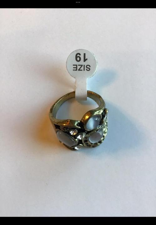Goudkleurige ring met kleine grijze steentjes, mt 19, koper., Sieraden, Tassen en Uiterlijk, Ringen, Nieuw, Dame, Goud, Ophalen of Verzenden