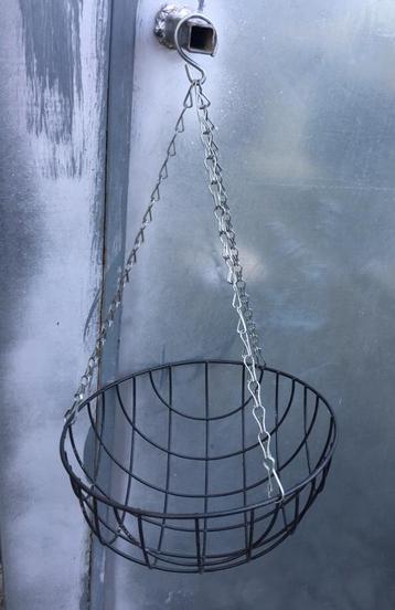Twee hangende metalen manden basket tuindecoratie